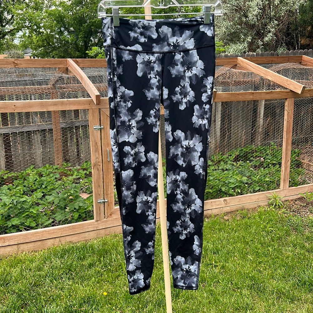 Old Navy Active Go-Dry Leggings • Size Small • Black and Gray Floral